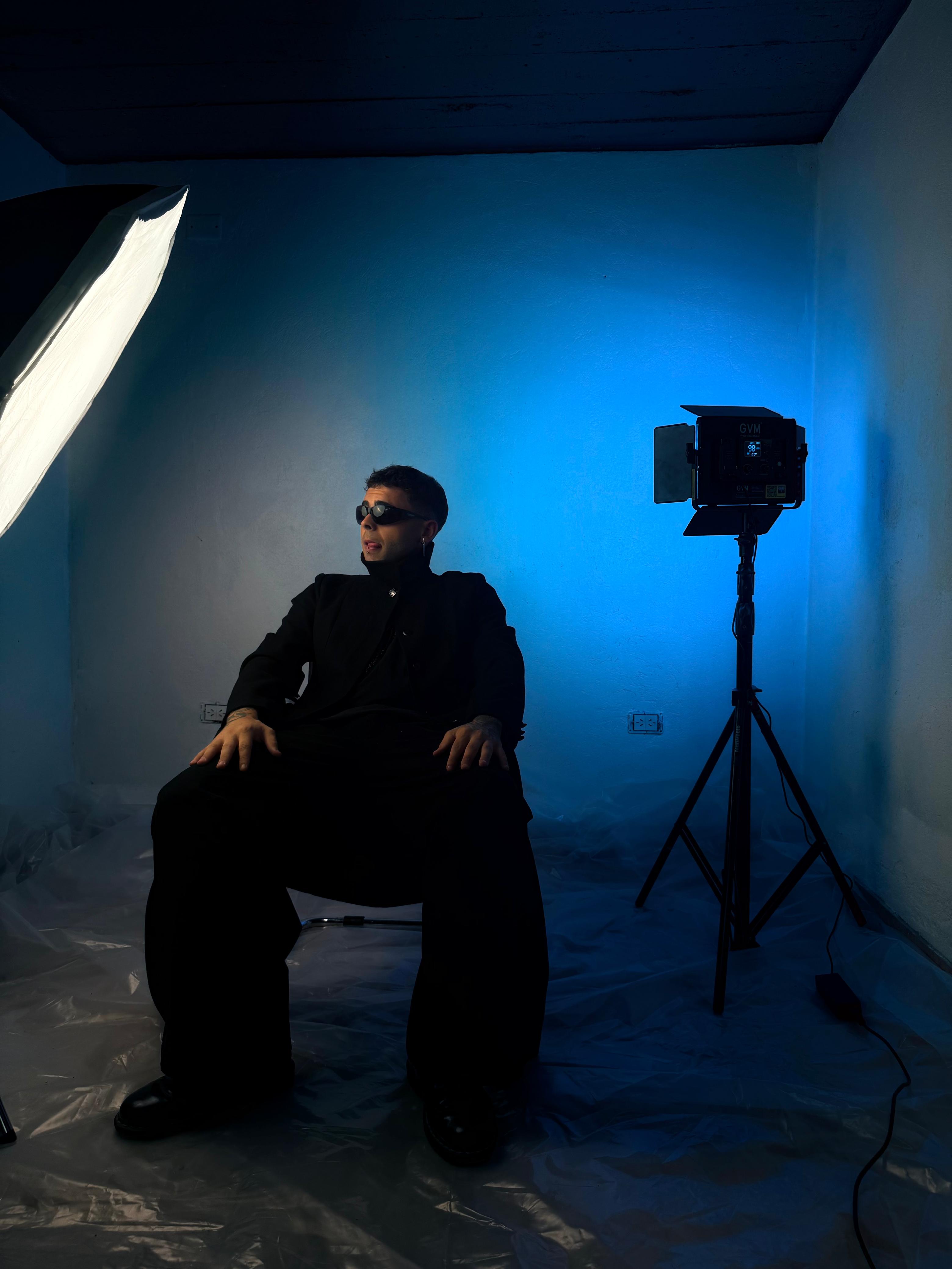 Totto Casasco en estudio con luz azul neón